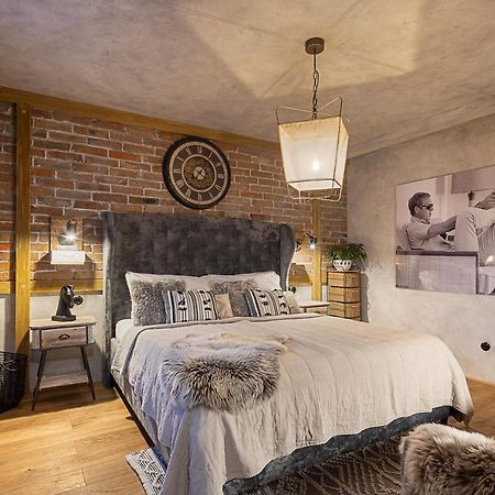 Hotel Mclimon Нови-Їчін Екстер'єр фото