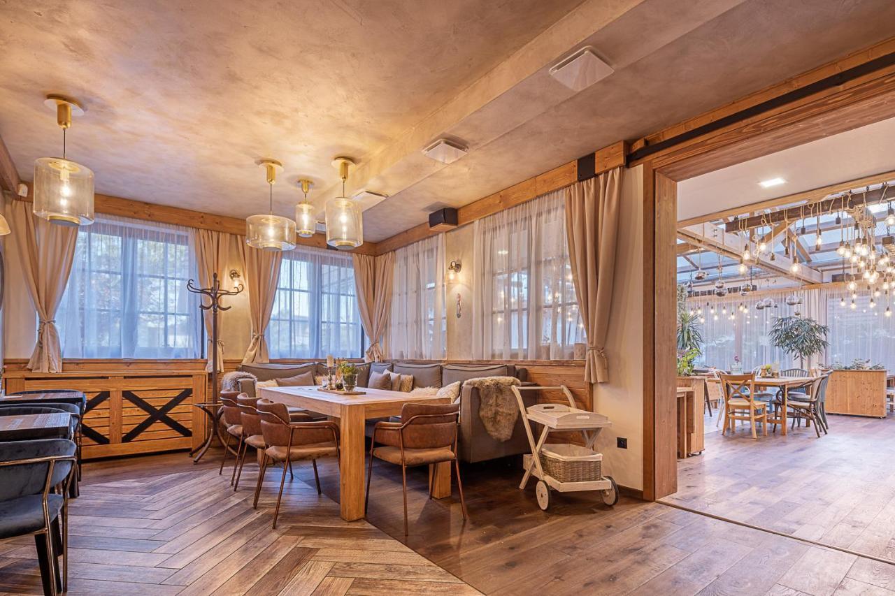 Hotel Mclimon Нови-Їчін Екстер'єр фото