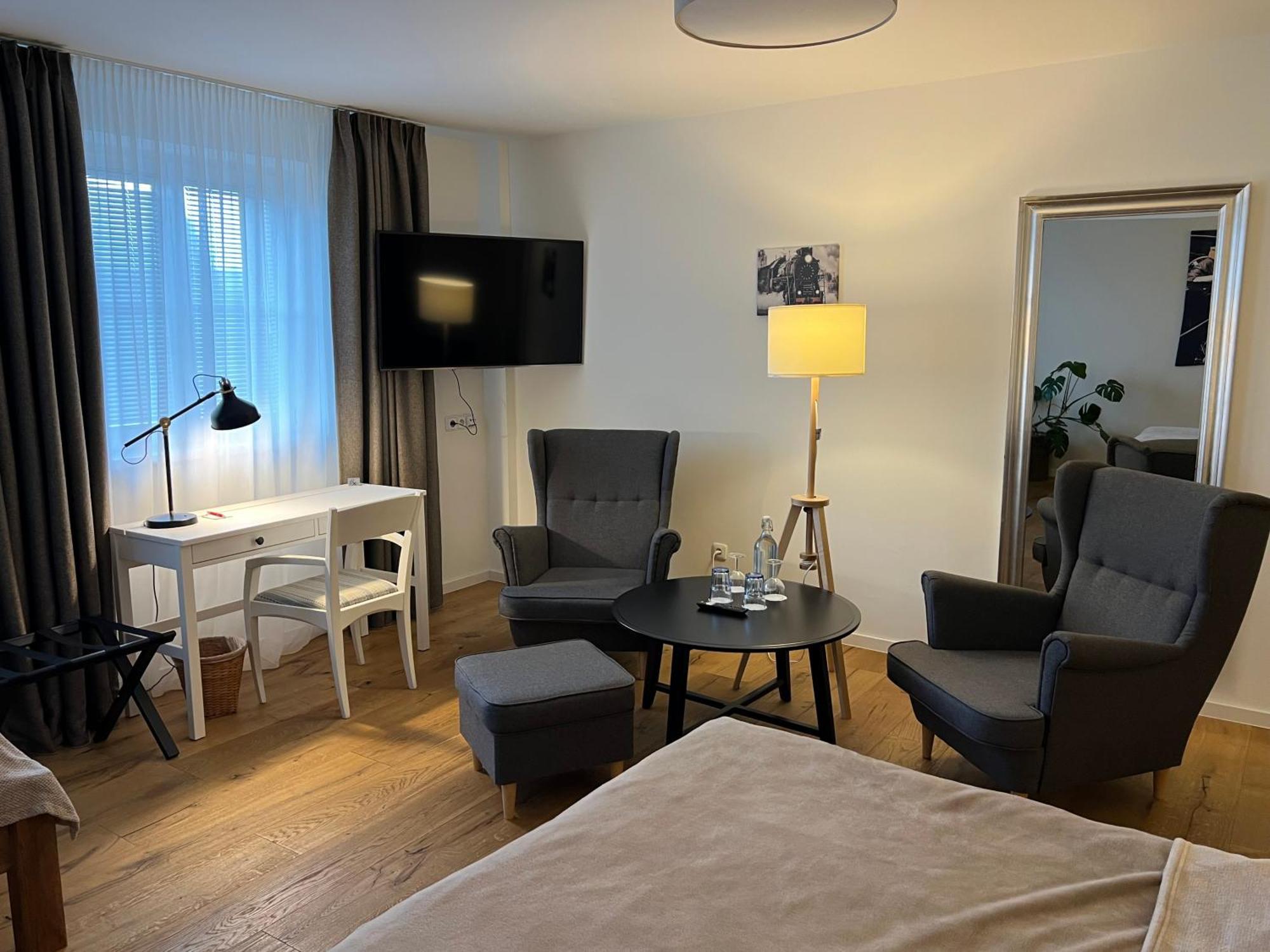 Hotel Mclimon Нови-Їчін Екстер'єр фото