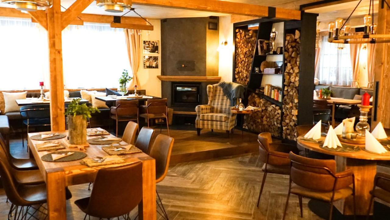 Hotel Mclimon Нови-Їчін Екстер'єр фото